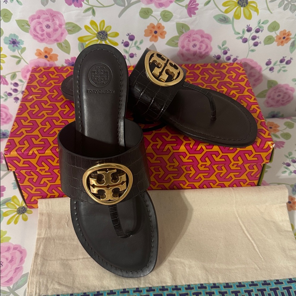 Authentic BENTON BAND FLAT SANDAL
CROCO EMBOSS